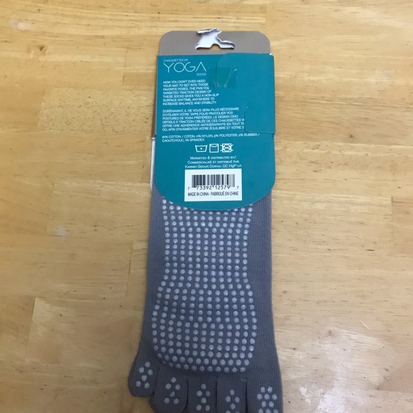 3/20$ women’s 5-10 gray yoga socks with grip - Picture 2 of 4